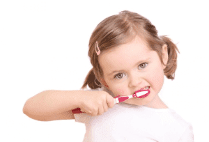 crianca escovando dente